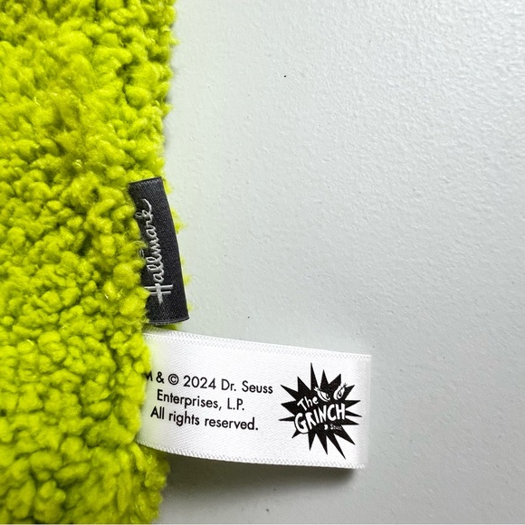 NWOT Hallmark How The Grinch Stole Christmas Grinch Hooded Scarf With Pockets - Picture 6 of 8